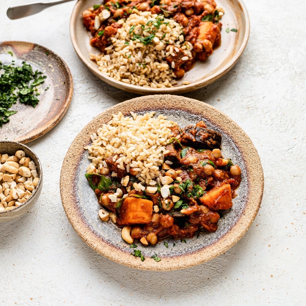 Chickpea and sweet potato curry with spinach, brown rice and cashews – a fibre-rich, hormone-supportive meal for perimenopause.